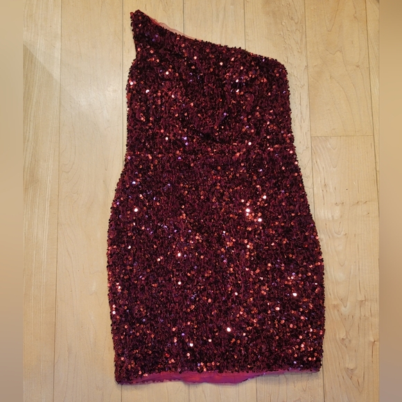 Dresses & Skirts - NWOT Burgundy Sequin One Shoulder Dress Size 6